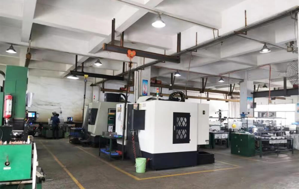 自有模具車(chē)間，擁有模具制作需要的各種機床、火花機、線(xiàn)切割機等設備，按客戶(hù)不同需要開(kāi)發(fā)新模。