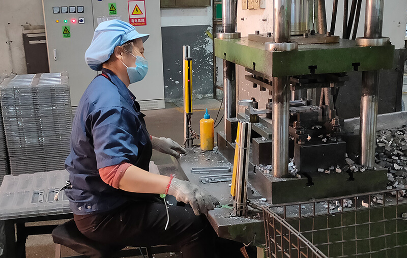 鑄件整平，切邊