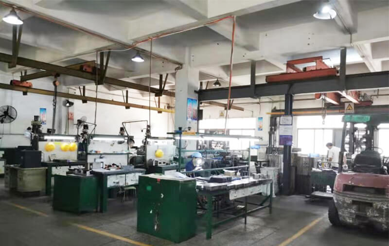 模房：線(xiàn)切割機，火花機，銑床，大磨床，精雕機共30臺。