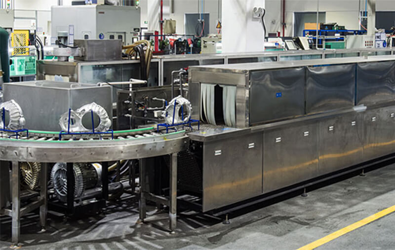 表面處理：噴砂，噴油，噴漆，噴粉，拋丸，流水線(xiàn)烘干線(xiàn)，超聲波清洗，磨光等共37臺。